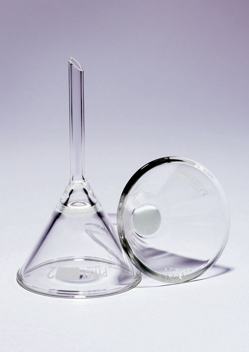 Glass filter funnel with sintered glass disc
