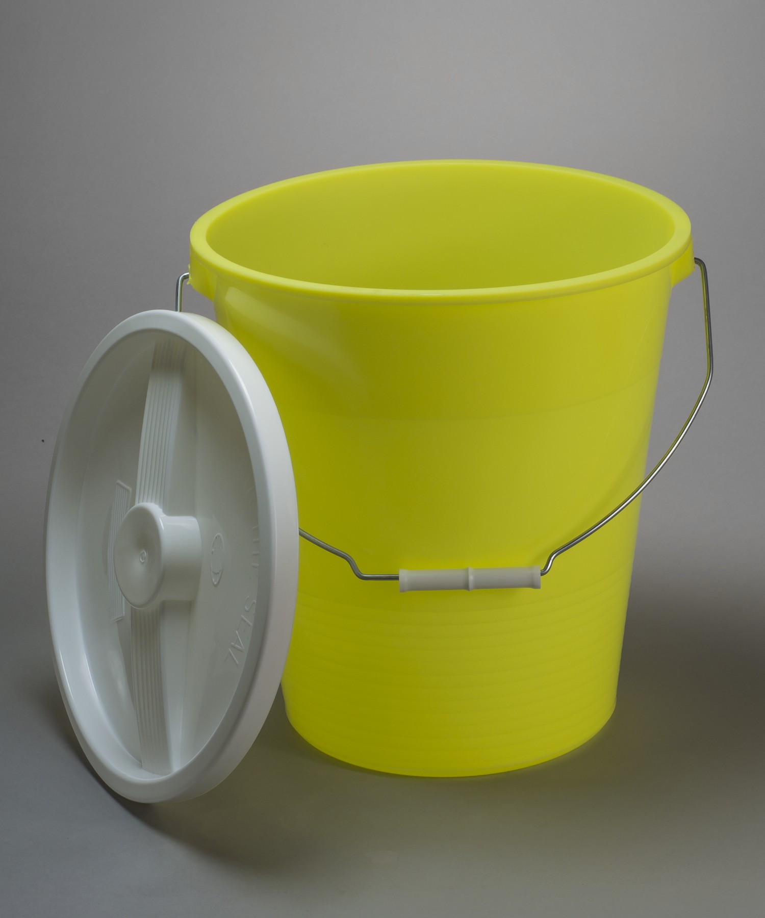 Plastic pail 13.2L, LDPE